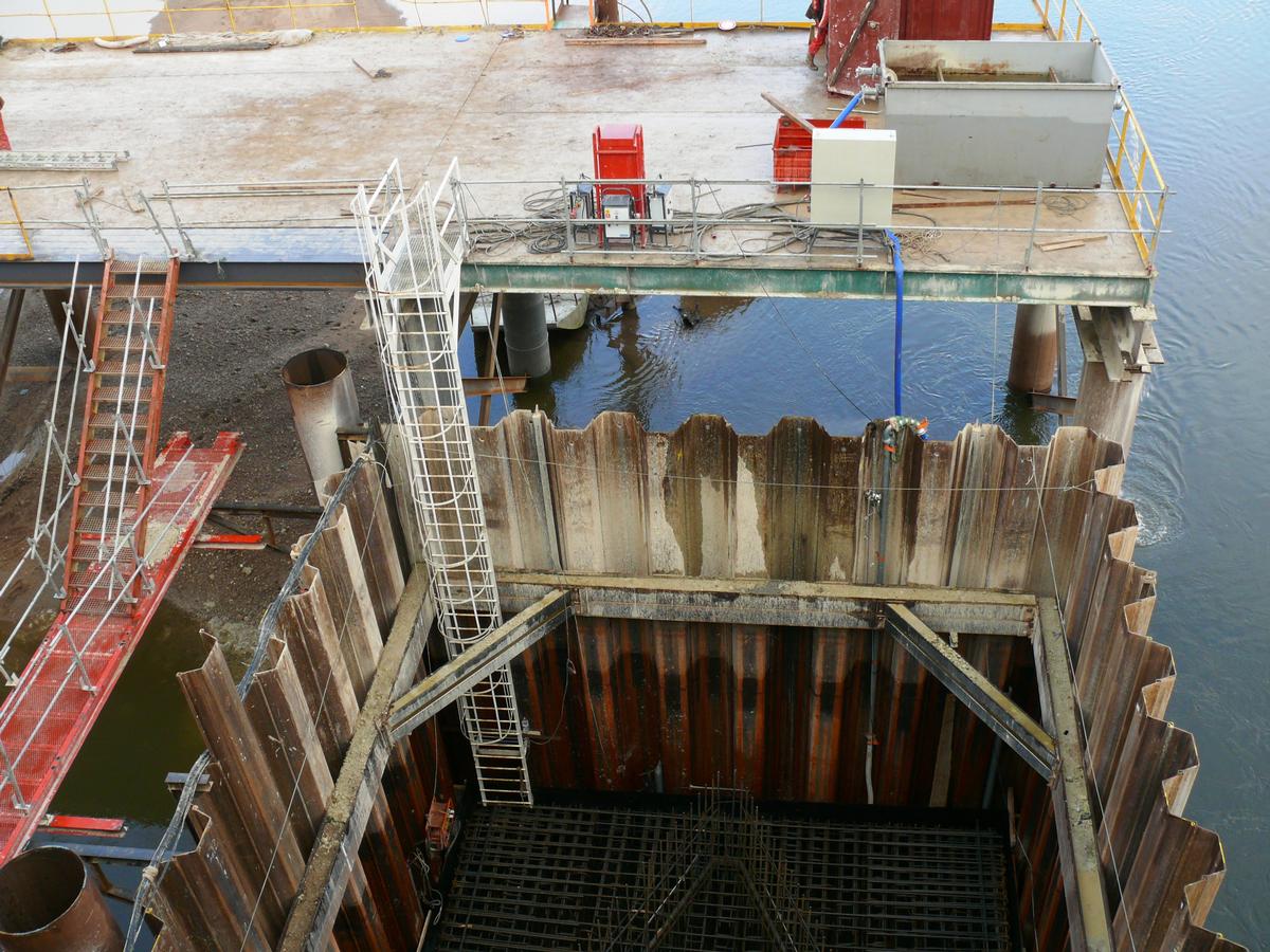 Fiche média no. 105225 Saumur - Pont du Cadre Noir - Batardeau de la pile P1. Lierne du batardeau, accès à l'intérieur du batardeau par échelle à crinoline et passerelle à l'extérieur. Estacade montée avec un platelage fait de poutres IPN pour permettre le montage de la grue à tour