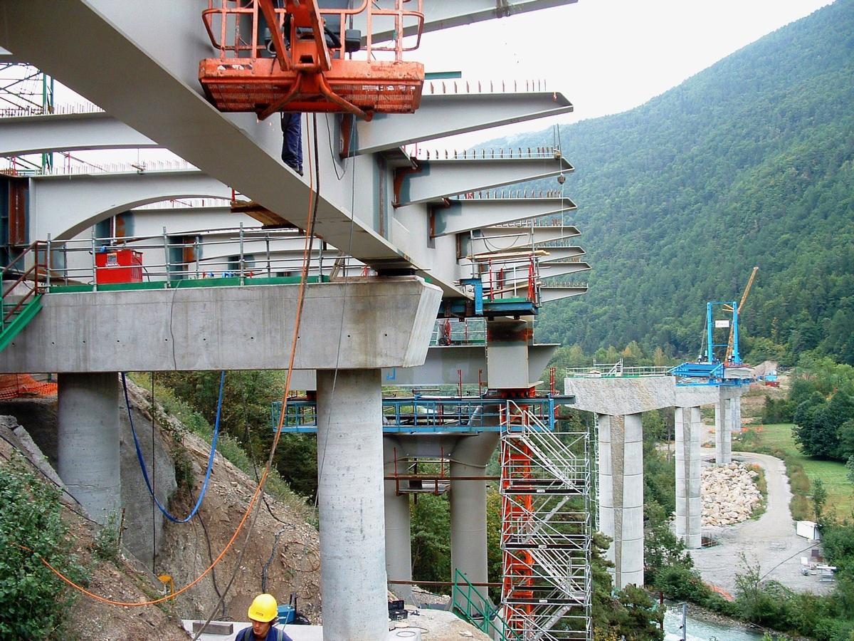 Fiche média no. 47148 Centron - Viaduc aval (RN90) - Le viaduc se décompose en deux structures: l'estacade à la sortie du tunnel du Siaix et le viaduc qui prend appui sur l'estacade