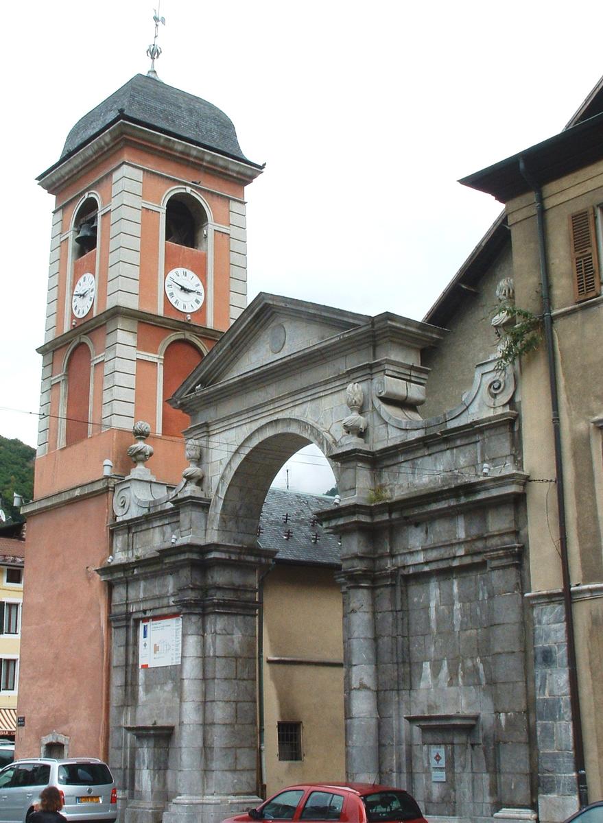 Moûtiers - Ancienne cathédrale Saint-Pierre - Portail d'accès à la cour précédant la cathédrale et clocher 