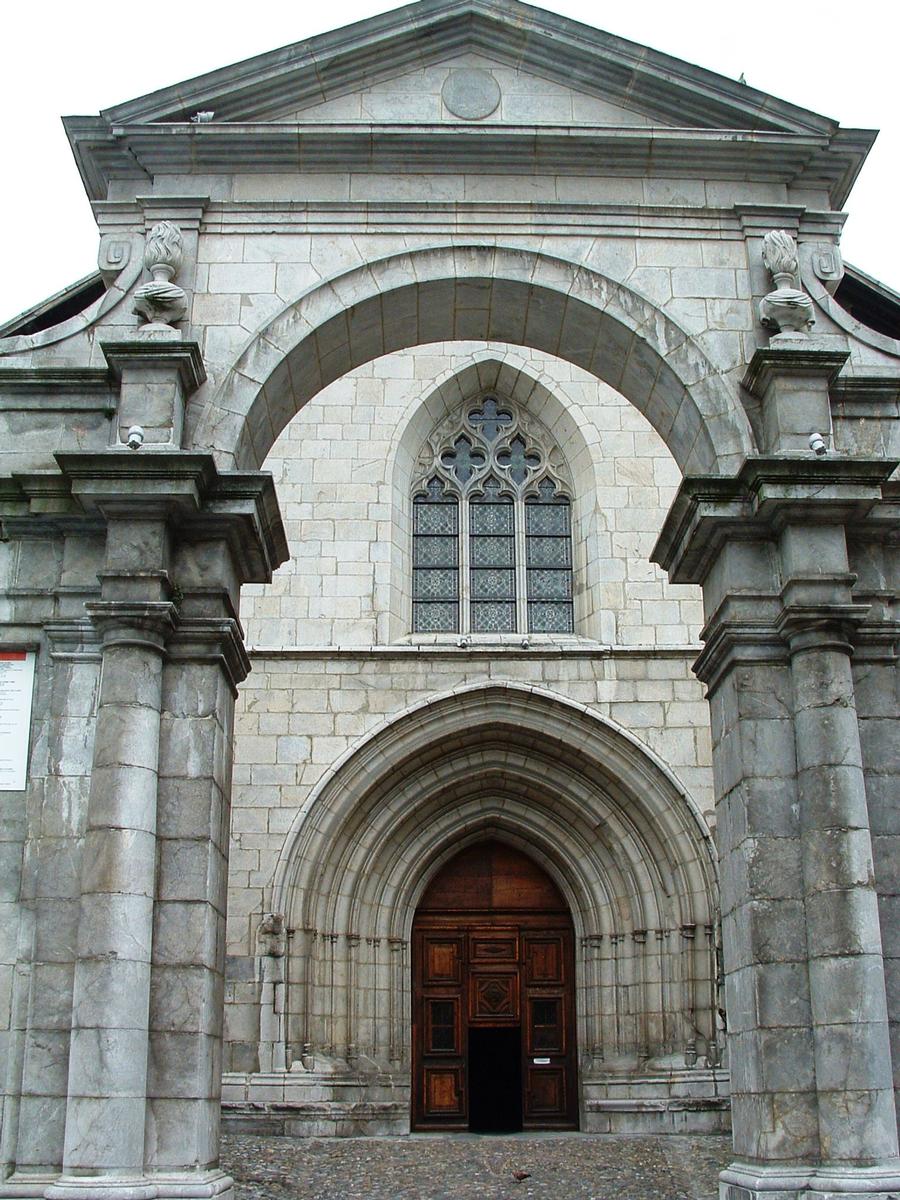 Moûtiers - Ancienne cathédrale Saint-Pierre - Portail d'accès à la cour et portail de la cathédrale 