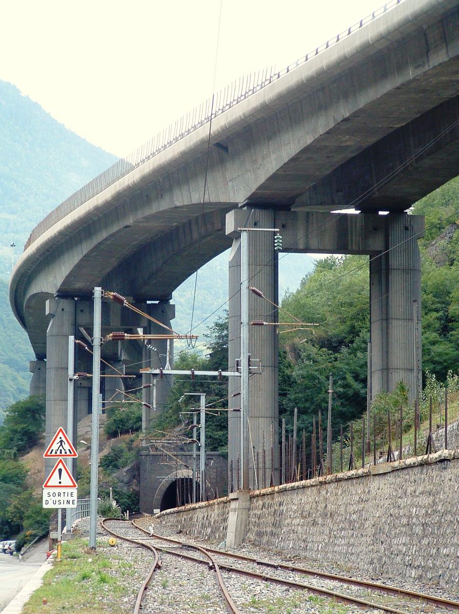 RN90 - Viaduc du Champ du Comte über der Einfahrt zum gleichnamigen Tunnel der Tarentaise-EisenbahnLinie 