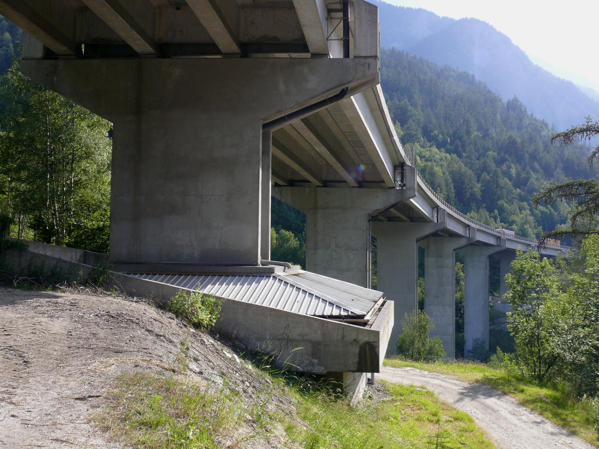 Fiche média no. 117442 Fourneaux - Viaduc de Charmaix pour l'accès au tunnel routier du Fréjus - Les fondations ont été conçues pour pouvoir admettre un déplacement du terrain