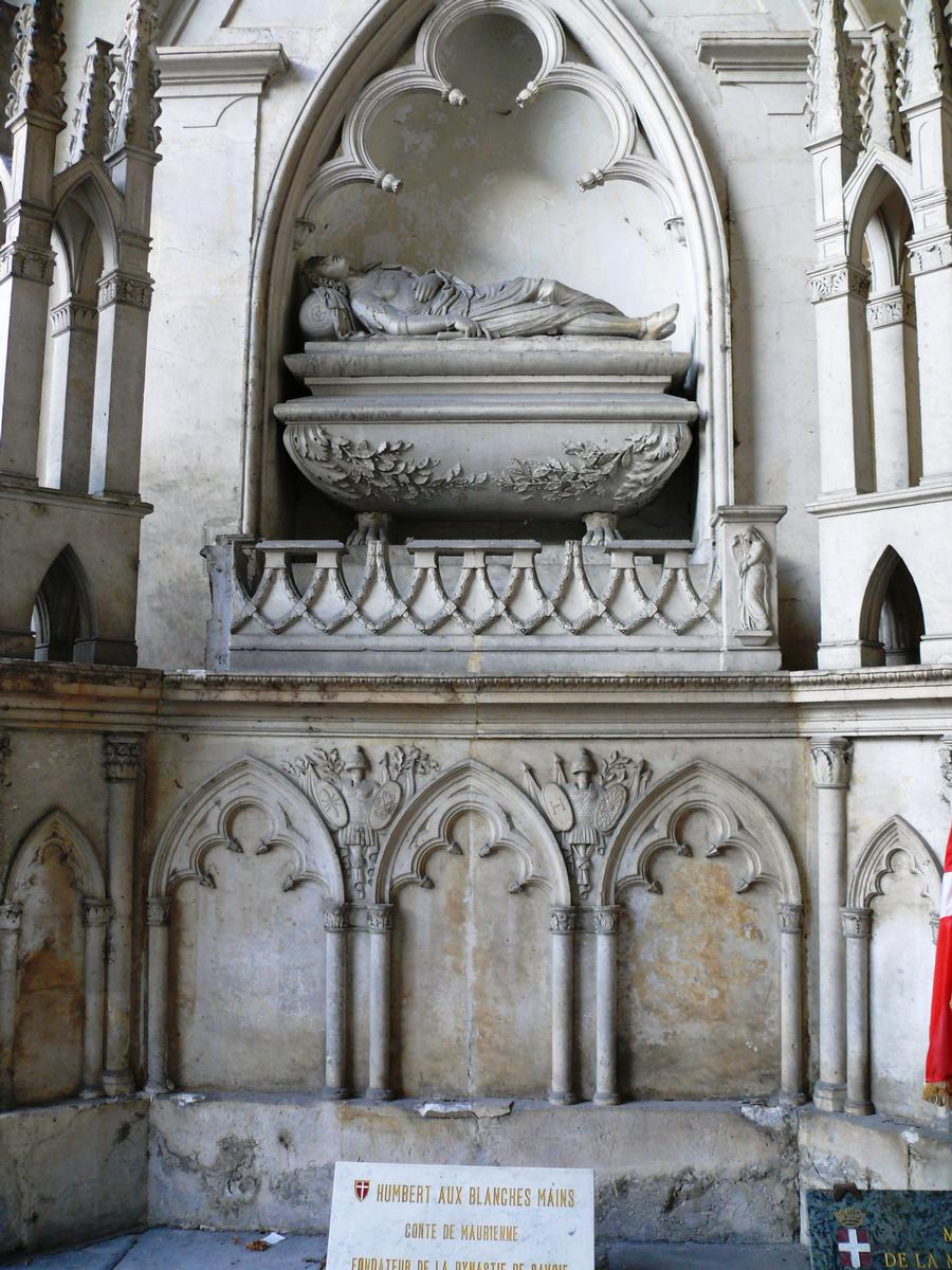 Fiche média no. 117590 Saint-Jean-de-Maurienne - Cathédrale Saint-Jean-Baptiste - La tombe du premier comte de Maurienne, Humbert aux Blanches Mains, l'ancêtre de la maison de Savoie, sous le porche de la cathédrale