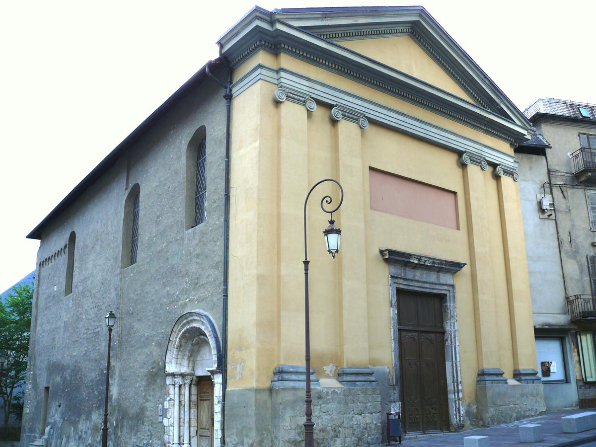 Fiche média no. 117609 Saint-Jean-de-Maurienne - Eglise Notre-Dame - La façade refaite après que la flèche du clocher soit tombée sur la nef pendant sa démolition par les troupes françaises en 1792