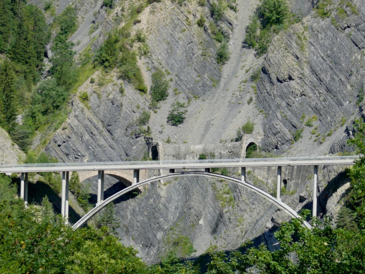 Fiche média no. 117456 Au lieu-dit Les Sallanches sur la commune de Saint-Jean-d'Arves - Viaduc des Sallanches - Il permet à la route reliant Saint-Jean-de-Maurienne au col de la Croix-de-Fer à 2067m (CD926) de franchir une zone d'éboulis. On voit en arrière-plan l'ancienne route avec le pont et le tunnel de protection contre les chutes de pierres