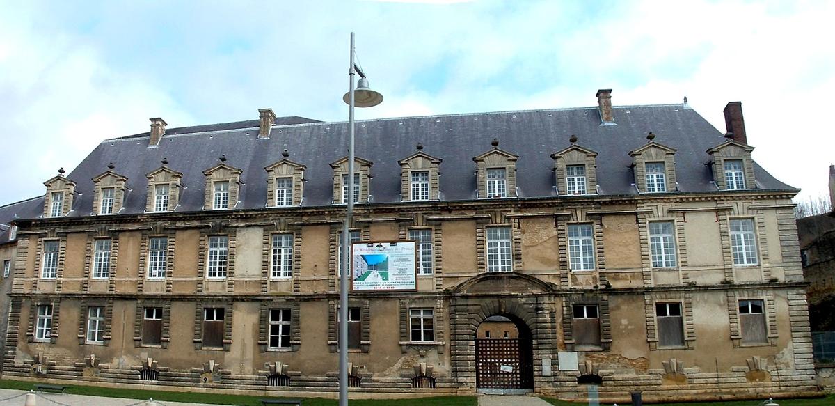 Sedan - Château Bas - Façade sur la place 