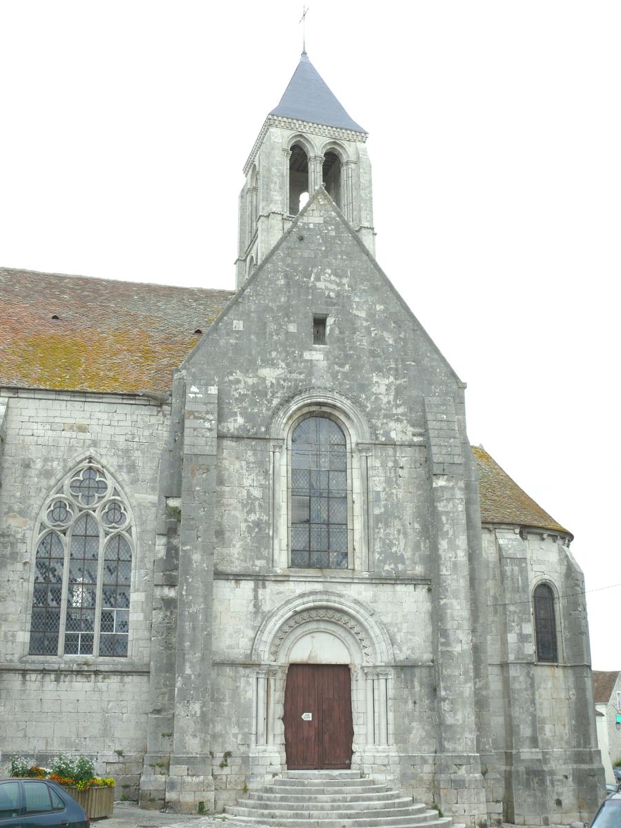 Château-Landon - Église Notre-Dame-de-l'Assomption - Porte latérale et chevet 