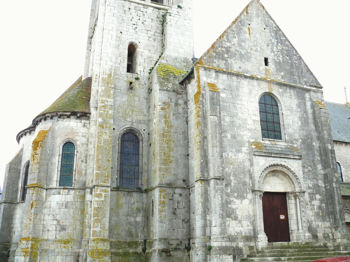 Château-Landon - Église Notre-Dame-de-l'Assomption - Porte latérale, chevet et base de la tour 