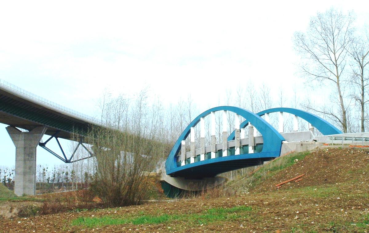 Brücke über den Chalifert-Kanal in Mareuil-lès-Meaux mit Meaux-Viadukt im Hintergrund 