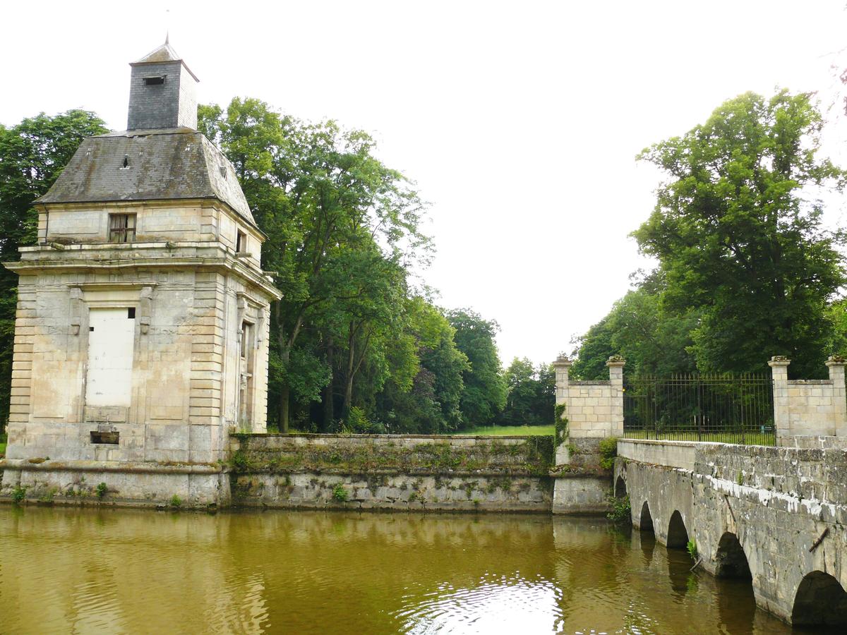 Gesvres-le-Duc - Château de Gesvres - Le dernier pavillon d'entrée 
