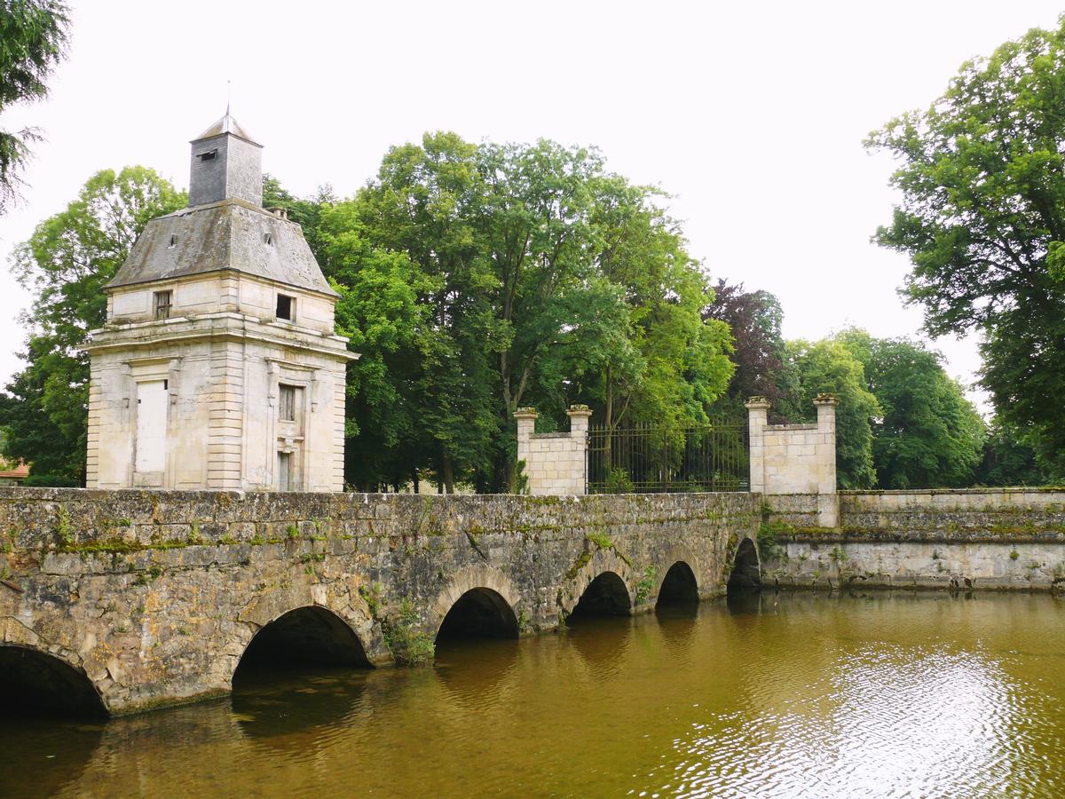 Gesvres-le-Duc - Château de Gesvres - Le pont d'accès franchissant les douves et le dernier pavillon d'entrée 