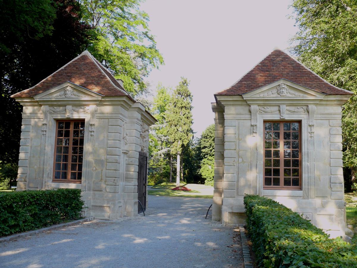 Château de Coulommiers - Les pavillons d'entrée construits sur les plans de François Mansart 