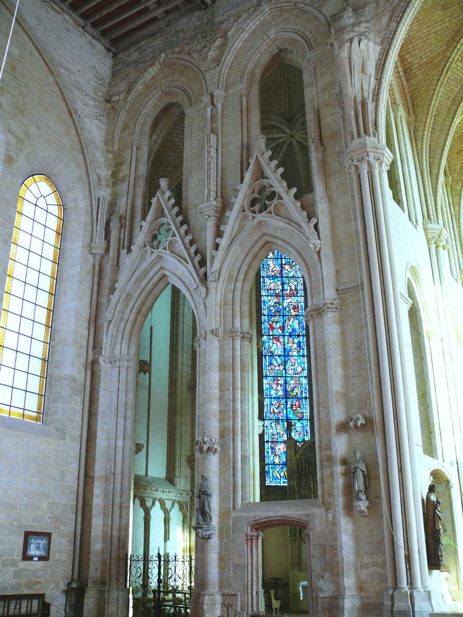 Larchant - Eglise Saint-Mathurin - Chapelle de la Vierge datant du 14ème siècle vue de la croisée du transept Larchant - Eglise Saint-Mathurin - Chapelle de la Vierge datant du 14 ème siècle vue de la croisée du transept