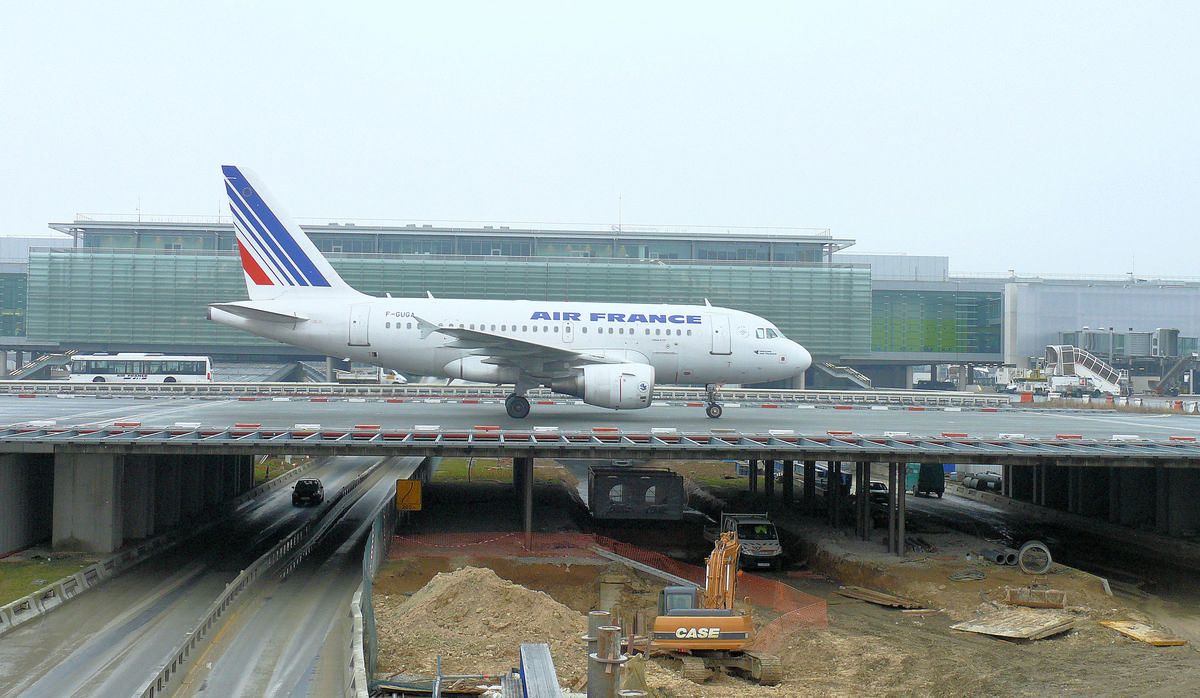 Aéroport de Paris - Aéroport Charles-de-Gaulle - Pont-avions sur la voie de desserte des aérogages 2 et des satellites 3 et 4 