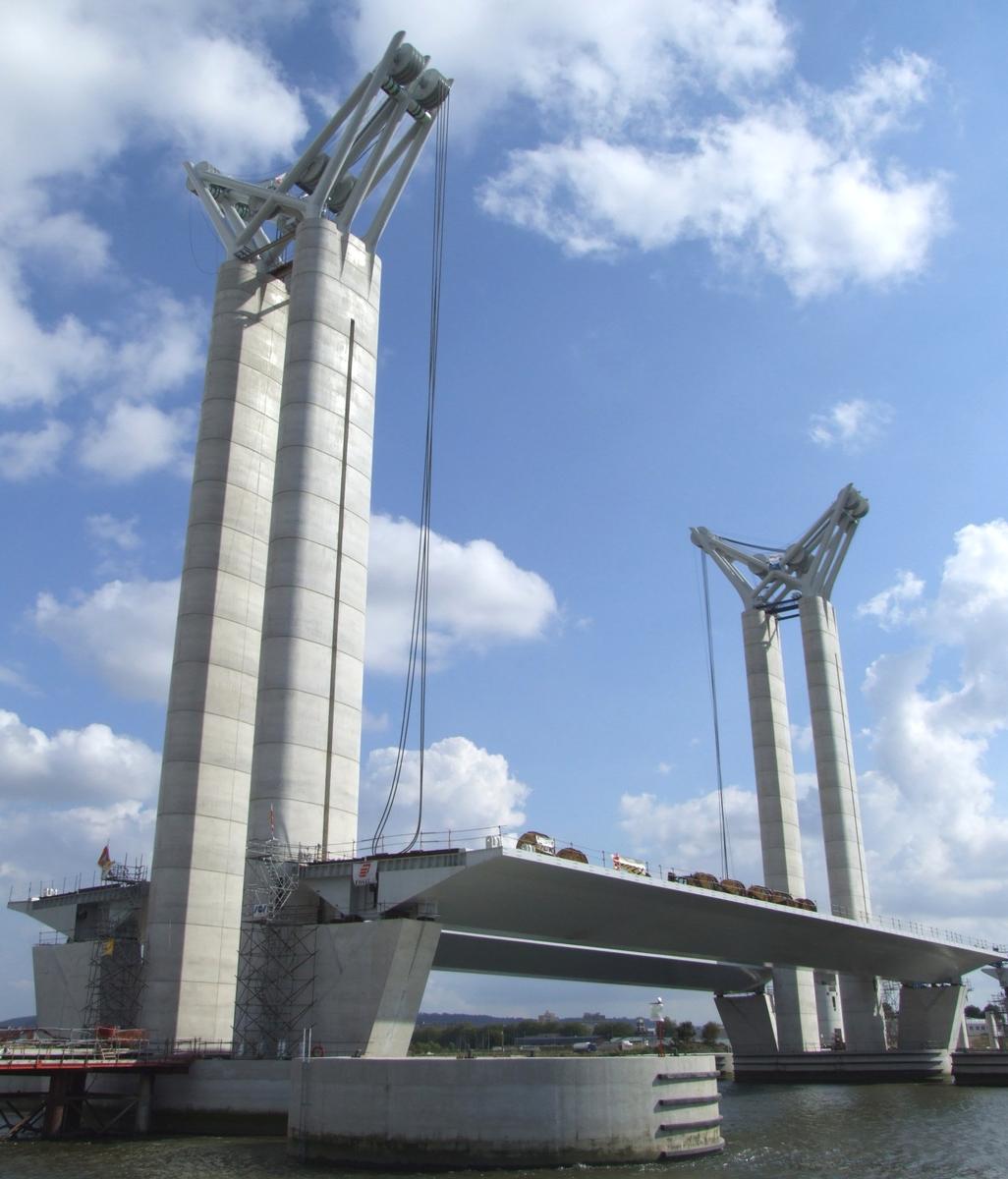 6ème pont de Rouen - Pont levant - Ensemble après pose des tabliers métalliques. Les câbles de levage sont en cours de montage 