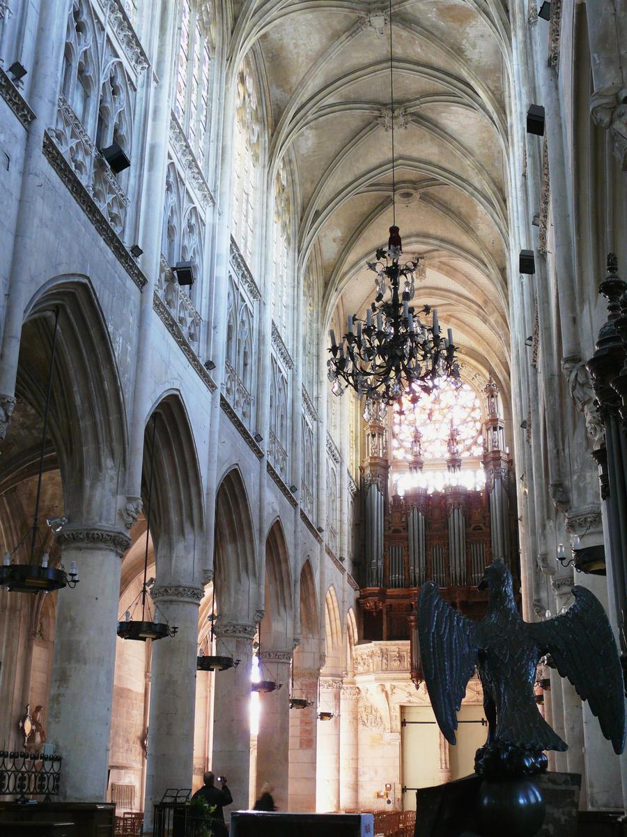 Caudebec-en-Caux - Eglise Notre-Dame - Nef vue du choeur 