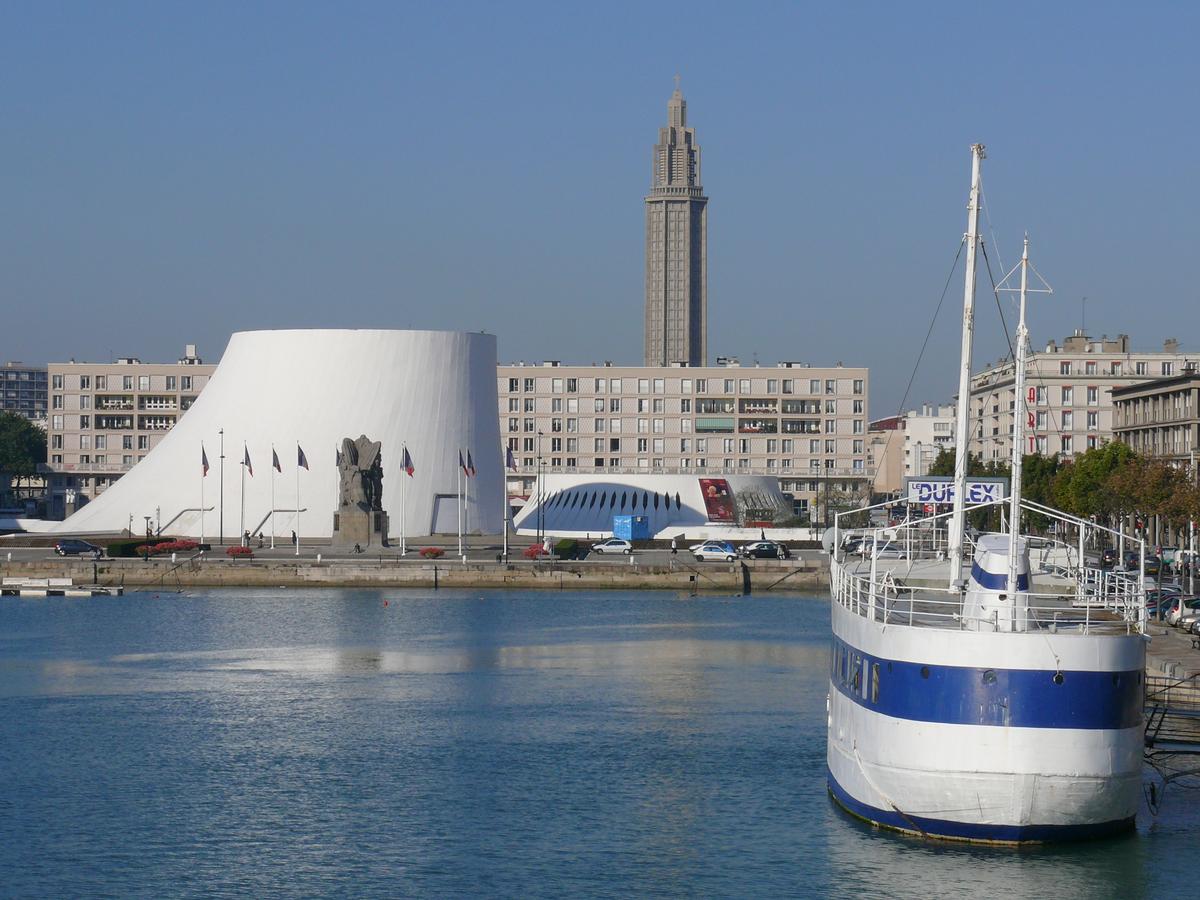 Le Havre - Le Volcan (espace Niemeyer) - En arrière-plan, l'église Saint-Joseph 