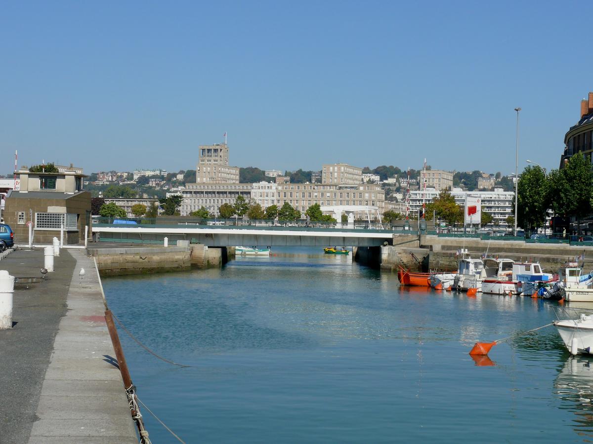 Le Havre - Pont Notre-Dame, à l'arrière, le pont de l'Arsenal et la tour de l'Hôtel de ville 