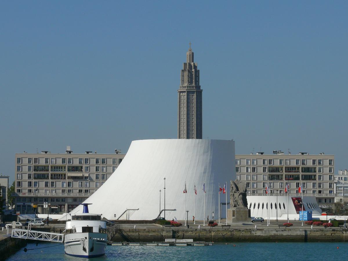 Le Havre - Le Volcan (espace Niemeyer) - En arrière-plan, l'église Saint-Joseph 