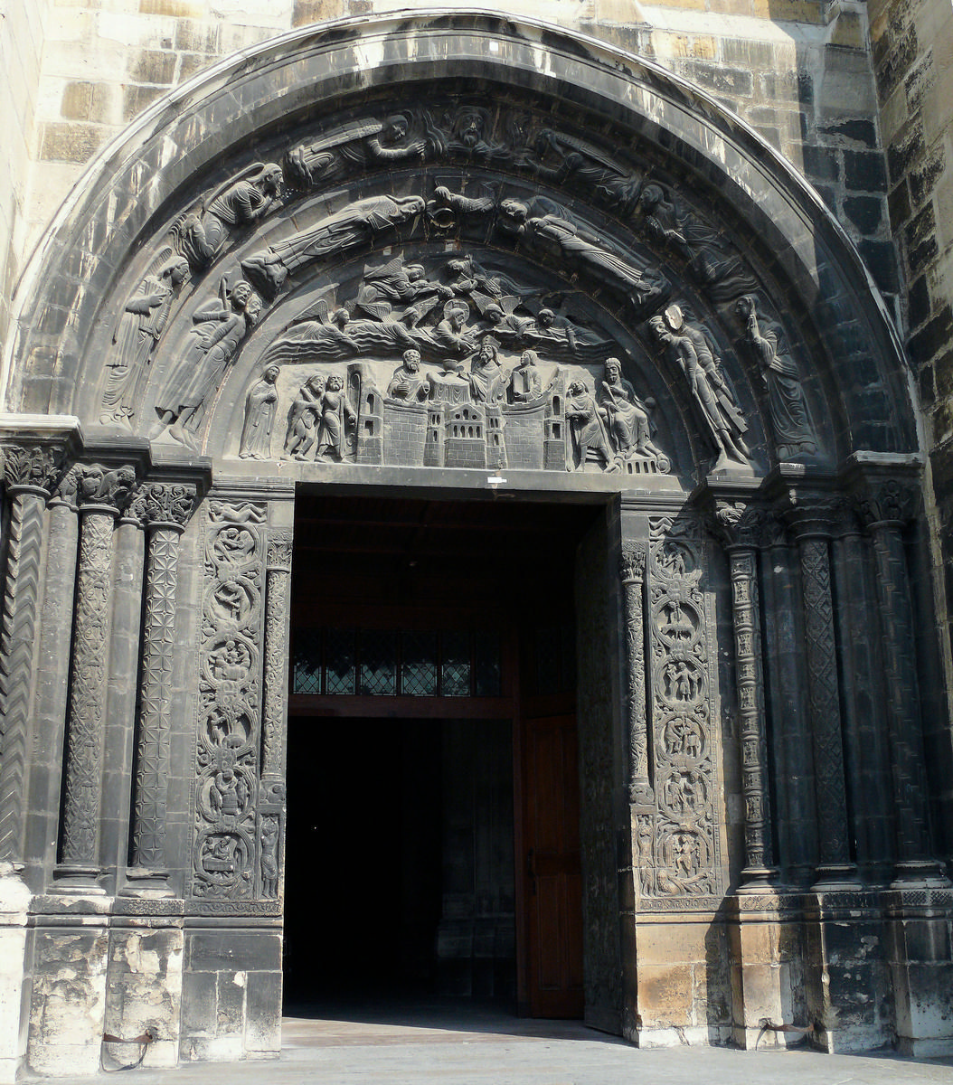 Fiche média no. 144447 Saint-Denis - Basilique de Saint-Denis - Portail de droite: tympan montrant la dernière communion de saint Denis, sur le piédroit de gauche, les signes du zodiaque, sur le piédroit de droite, les travaux et les mois