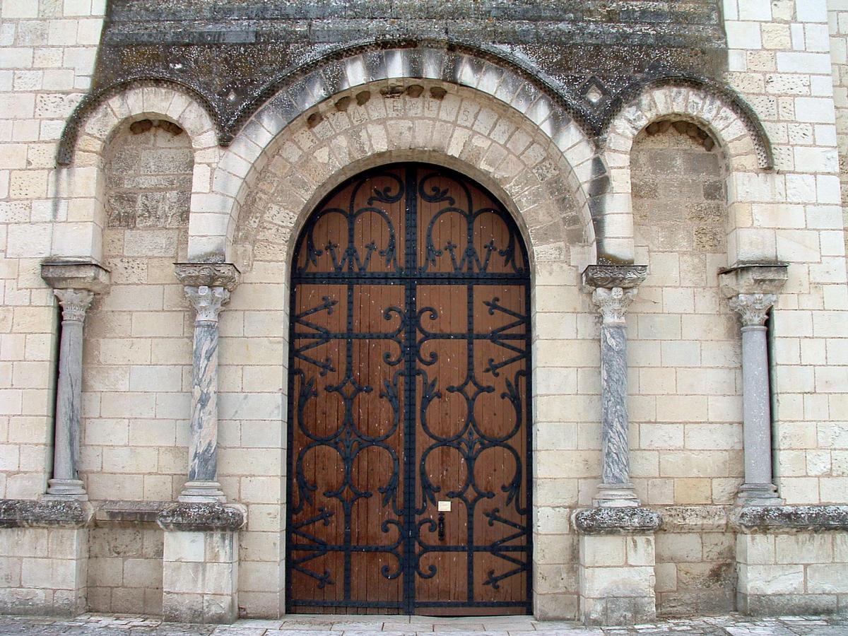 Fiche média no. 43980 Selles-sur-Cher - Eglise Notre-Dame-la-Blanche (ancienne abbatiale Saint-Eusice) - Façade occidentale - Colonettes et chapiteaux utilisés en réemploi