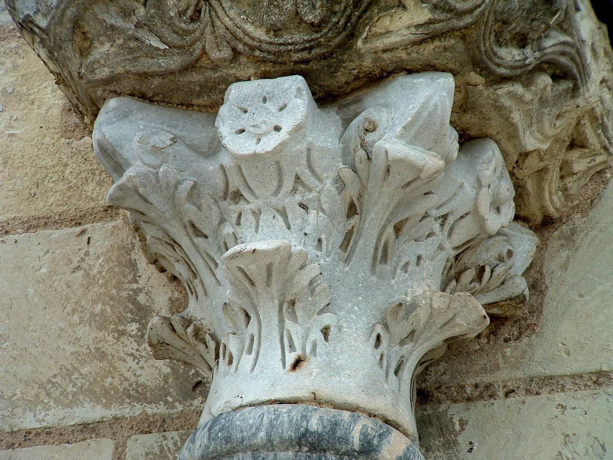 Fiche média no. 44521 Selles-sur-Cher - Eglise Notre-Dame-la-Blanche - Façade occidentale - Portail - Un chapiteau du 6ème siècle sculpté en Aquitaine et provenant de l'église mérovingienne