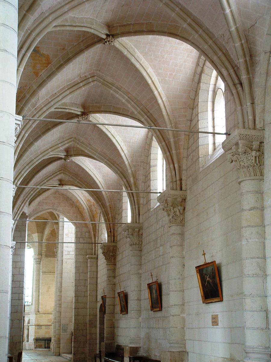 Selles-sur-Cher - Eglise Notre-Dame-la-Blanche - Nef - Bas-côté Sud avec ses chapiteaux romans sur le mur 