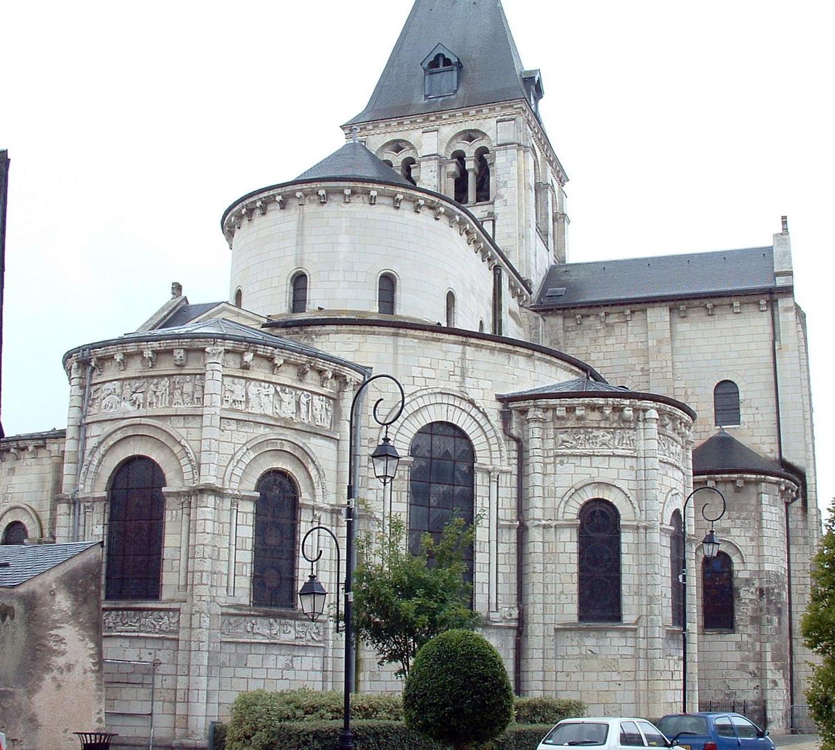 Selles-sur-Cher - Eglise Notre-Dame-la-Blanche (ancienne abbatiale Saint-Eusice) - Chevet avec ses chapelles rayonnantes romanes 
