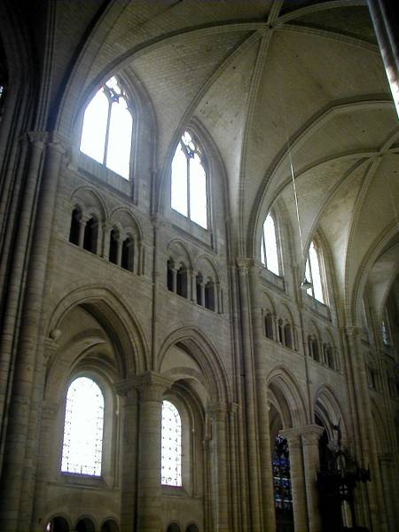 Cathédrale Saint-Etienne de SensElévation de la nef - Alternance des poteaux Cathédrale Saint-Etienne de Sens Elévation de la nef - Alternance des poteaux