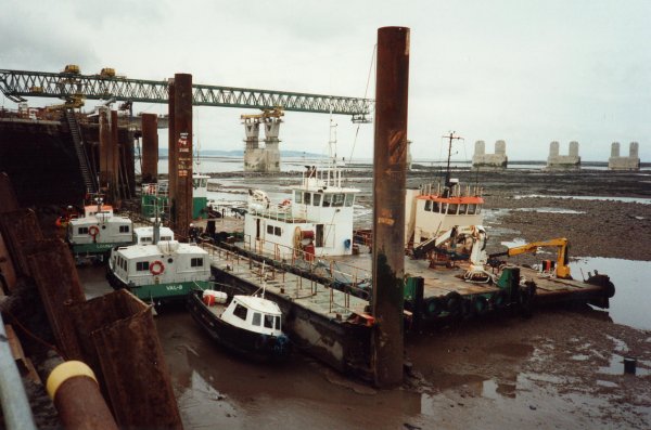 Deuxième pont sur la Severn.Port du chantier aux basses eaux 