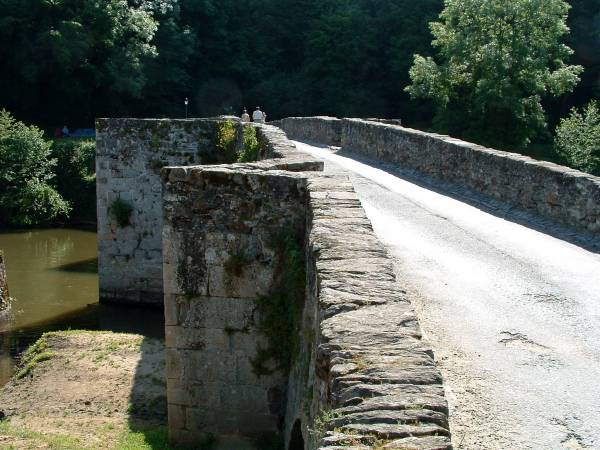 Pont roman, Solignac.Côté amont et voie 