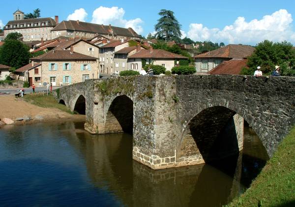Pont roman, Solignac.Côté aval et abbaye 