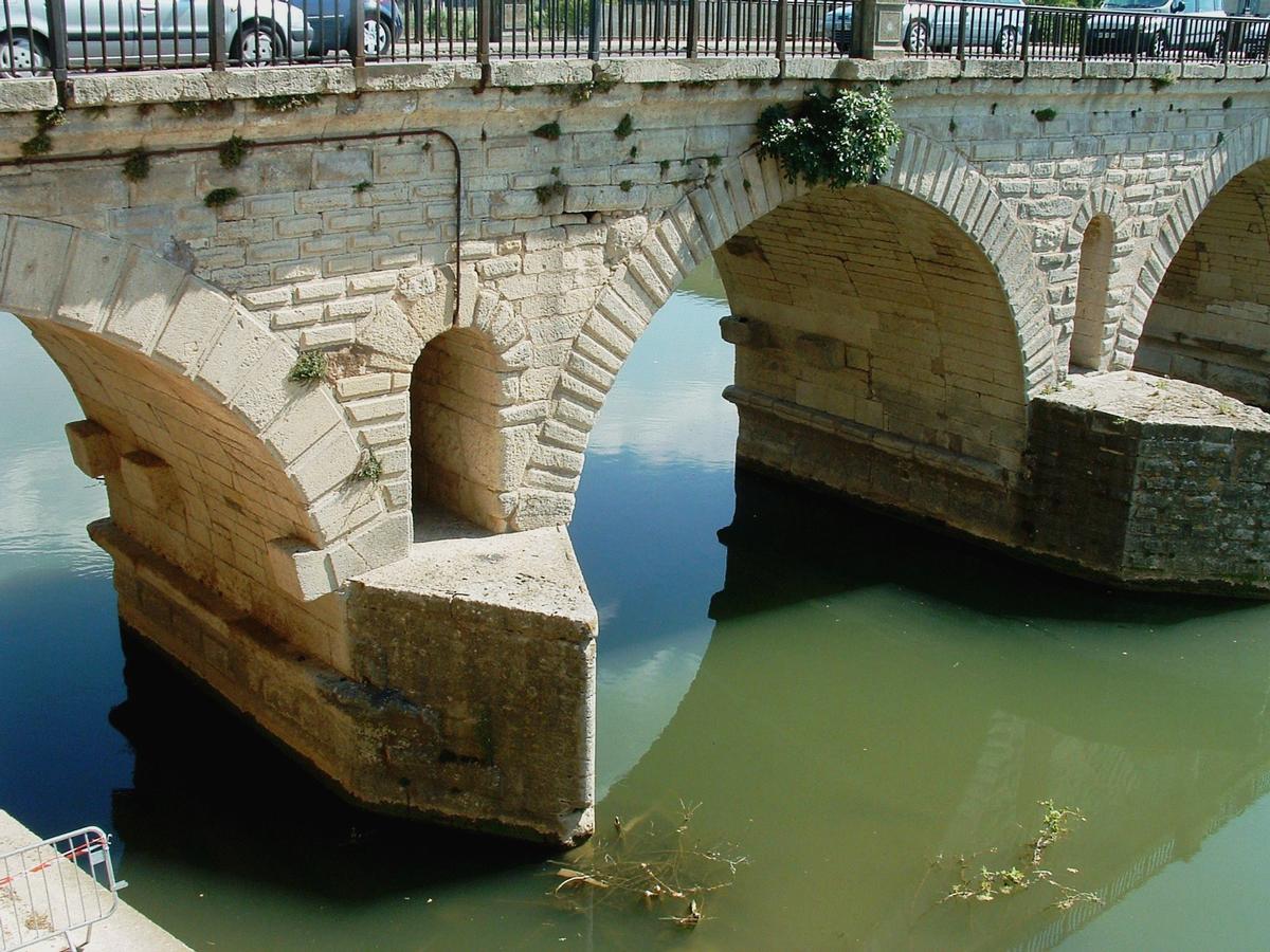 Sommières - Pont romain sur le Vidourle - Une travée vue de l'amont avec les avant-becs 
