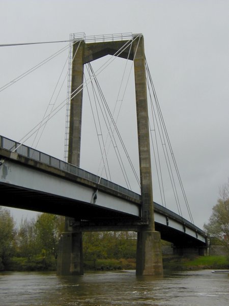 Pont de Saint-Florent-le-Vieil.Pylône et haubans 