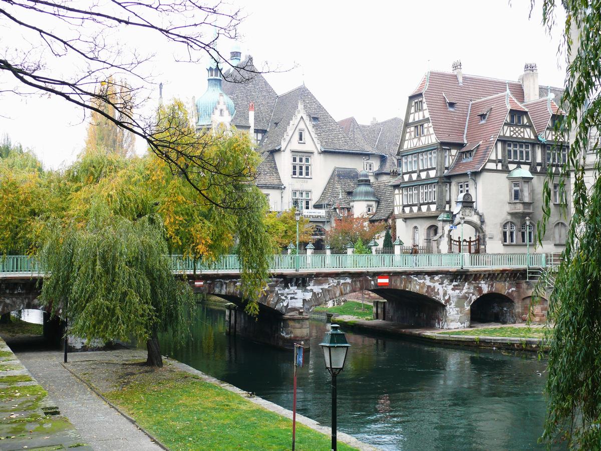 Strasbourg - Pont Saint-Etienne et le lycée international des Pontonniers en arrière-plan 