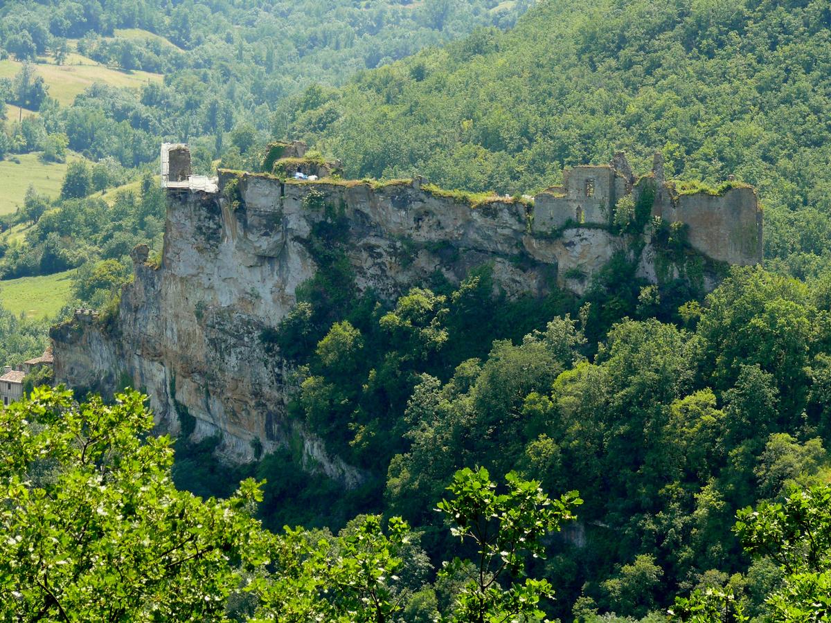 Château de Penne - Le château au sommet de la barre rocheuse 