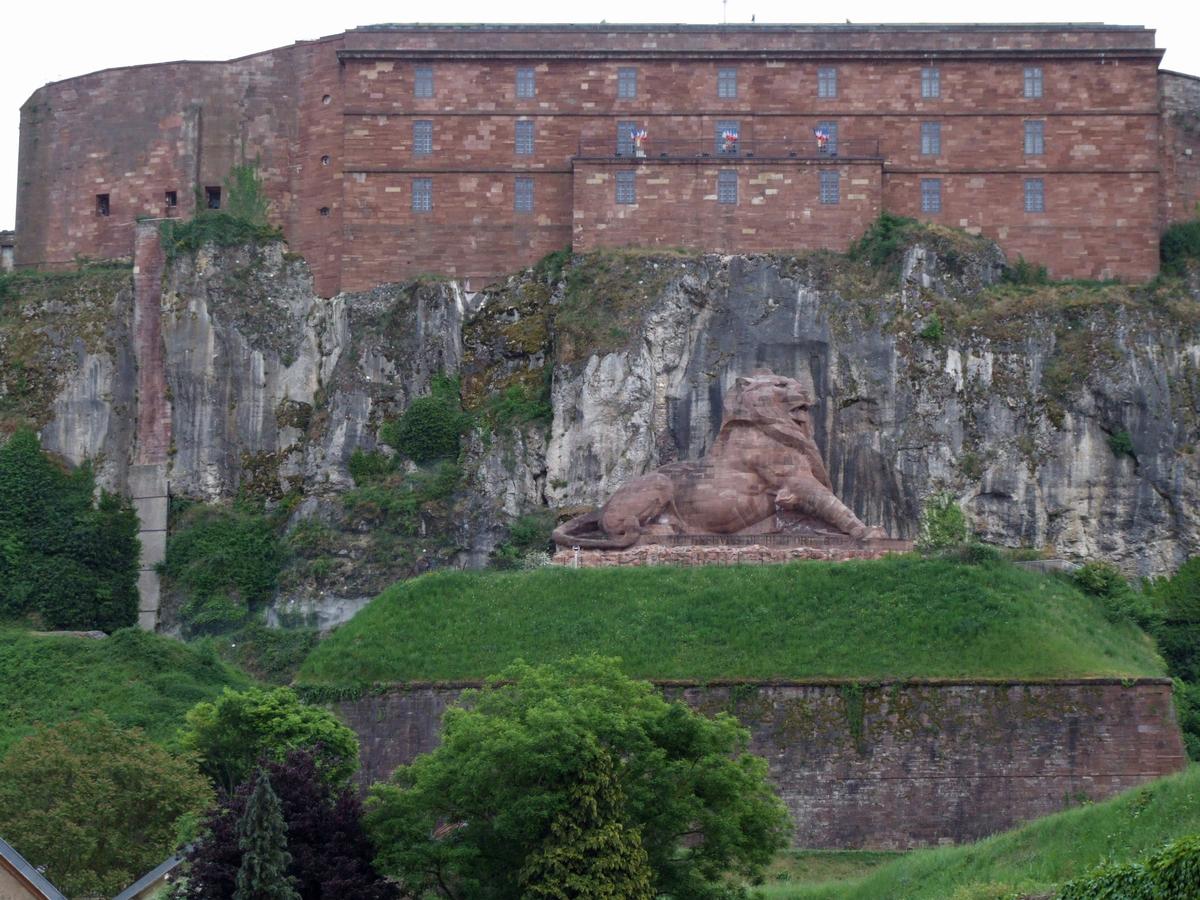 Citadelle de Belfort - Le château avec, à son pied, le Lion de Belfort sculpté par Bartholdy 