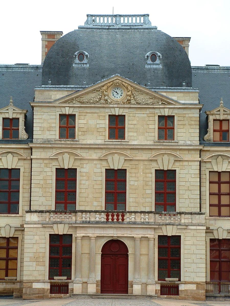 Thouars - Château (collège Marie-de-la-Tour-d'Auvergne) - Façade sur cour - Pavillon central 
