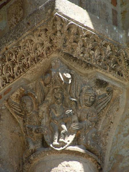 Basilique Saint-Sernin, Toulouse Porte des Comtes - Deux anges emportent dans une mandorle l'âme de Lazare