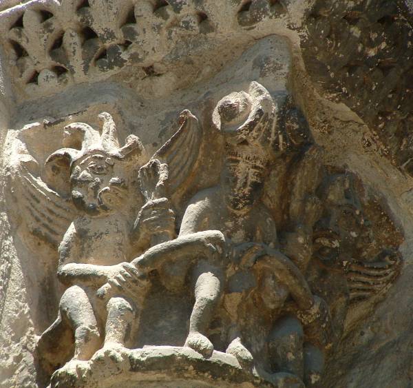 Basilique Saint-Sernin, Toulouse Porte des Comtes - Supplice du luxurieux, deux diables lui labourent le ventre avec des fourches
