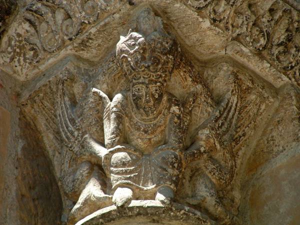 Basilique Saint-Sernin, Toulouse Porte des Comtes - Supplice du mauvais riche, deux dragons ailés s'apprêtent à le dévorer
