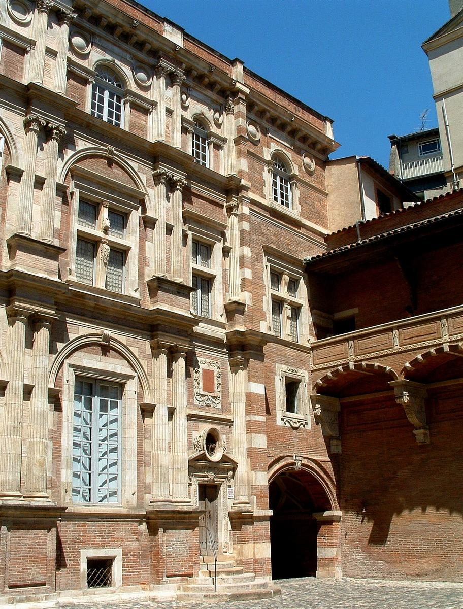 Toulouse - Hôtel d'Assézat - Façade Renaissance sur cour et galerie 