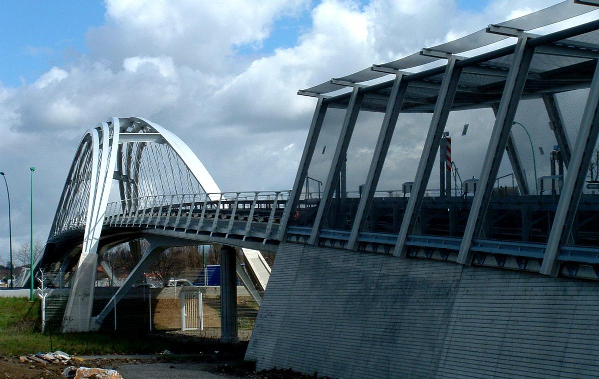 Ligne A du métro de Toulouse: Viaduc du VAL au-dessus de la rocade Est Sortie du tunnel et arrivée sur l'arc