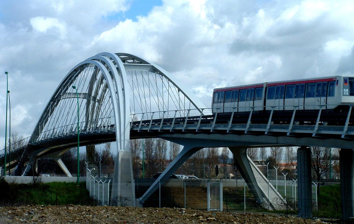 Ligne A du métro de Toulouse: Viaduc du VAL au-dessus de la rocade Est Franchissement d'une rame de métro