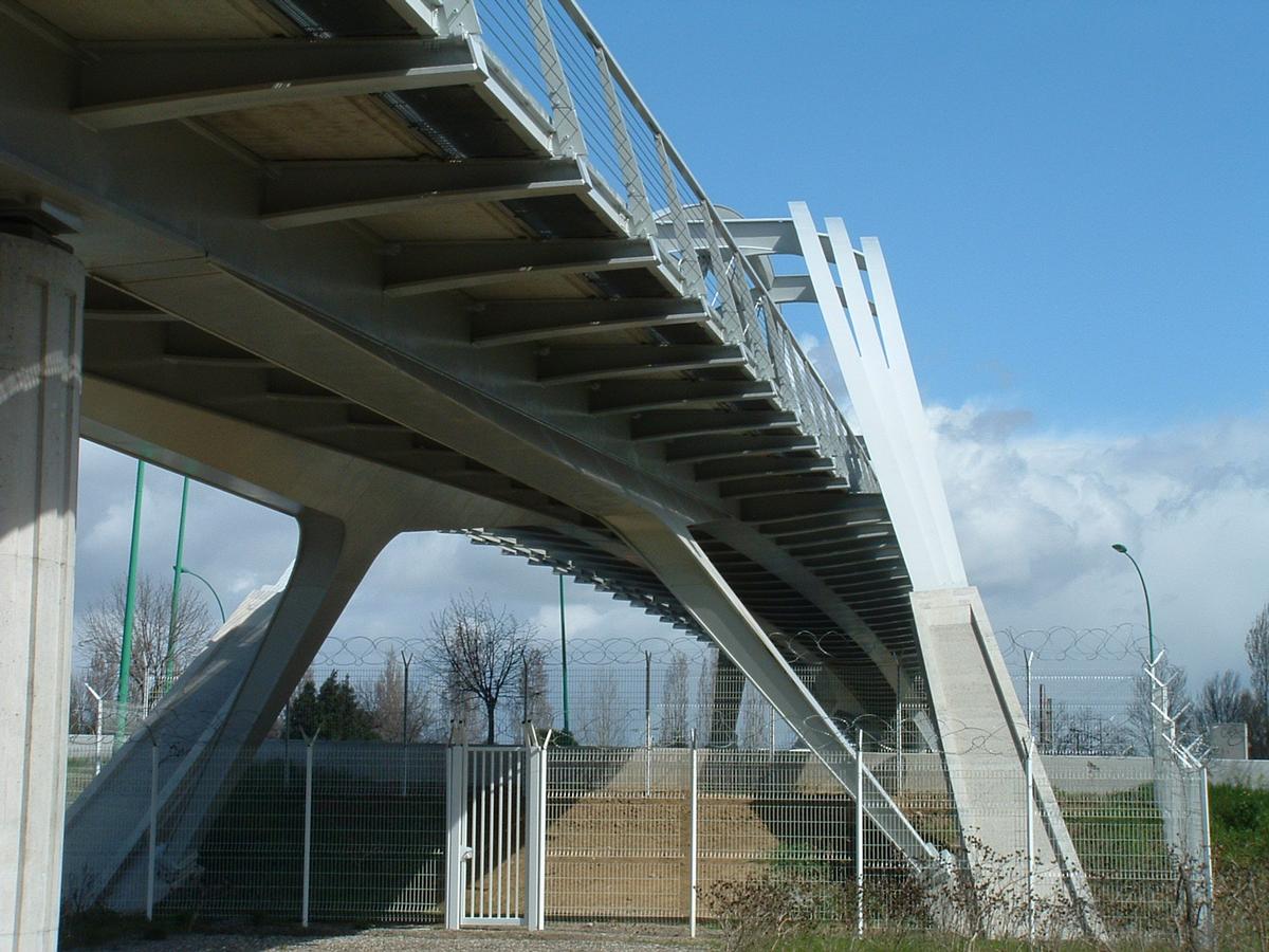Linie A der Metro in Toulouse
Brücke über den Ostring
Kämpfer sowie Fahrbahnträger der Vorlandbrücke Linie A der Metro in Toulouse 
Brücke über den Ostring 
Kämpfer sowie Fahrbahnträger der Vorlandbrücke