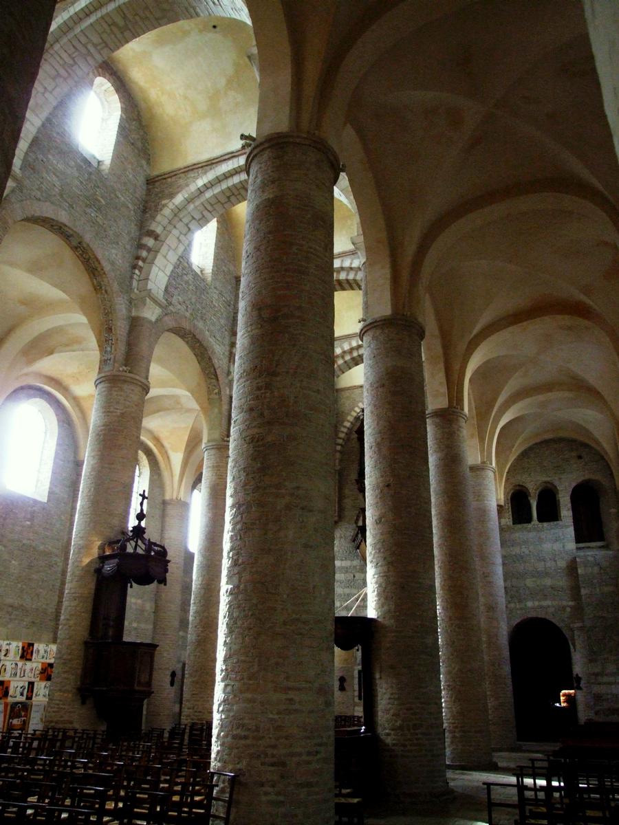 Tournus - Abbaye Saint-Philibert - Abbatiale - Nef vue du transept nord 