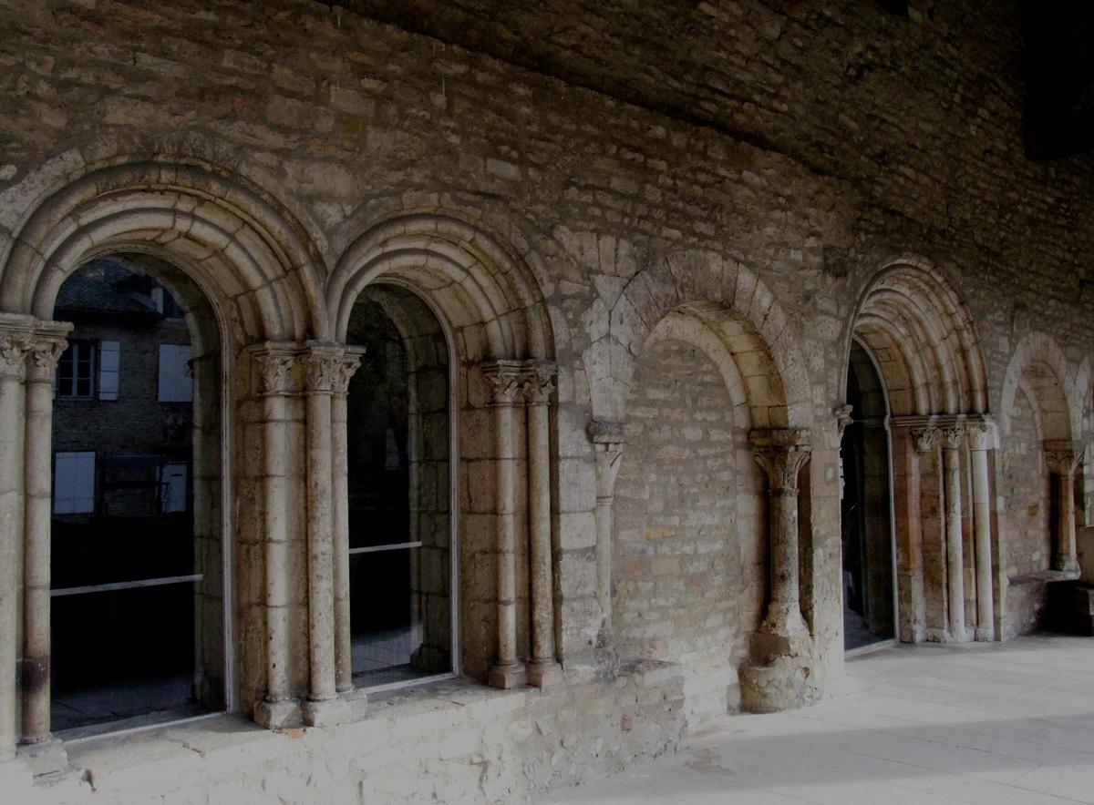 Tournus - Abbaye Saint-Philibert - Cloître - Entrée de la salle capitulaire 