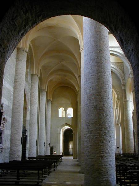 Abbatiale Saint-Philibert, Tournus.Bas-côté de la nef 
