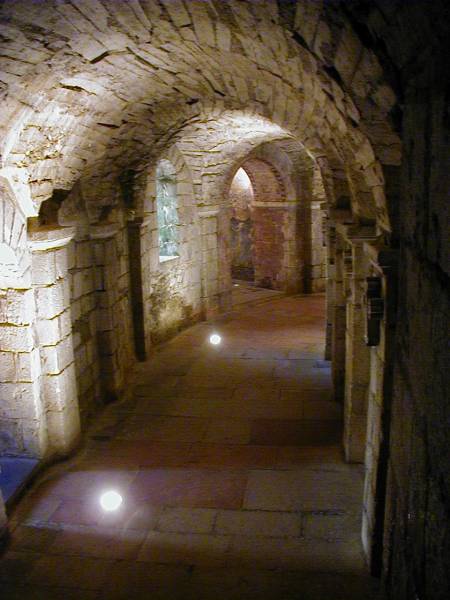 Abbatiale Saint-Philibert, Tournus.Déambulatoire de la crypte 