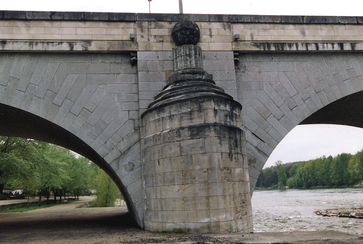 Tours - Pont Wilson - Une des piles refaite en 1981 